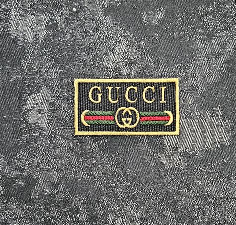 scritta gucci ricamata